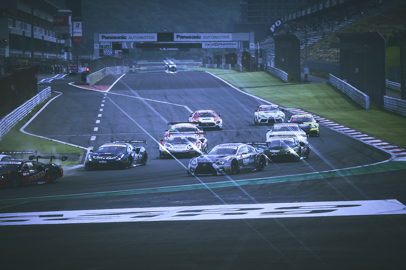 96号車は表彰台圏内から一転、痛恨のペナルティで10位に<br>97号車は予選の苦戦を、決勝の確実な走りで挽回