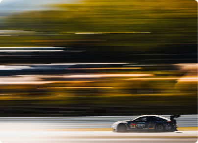 高速で走行するレーシングカー写真