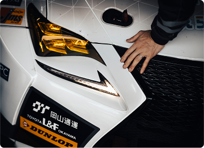 ヘッドライト付近に触れているレーシングカーのクローズアップ写真