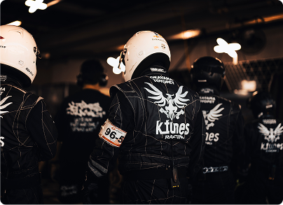 レーシングスーツを着た後ろ姿の写真